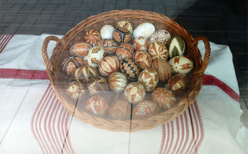 Ablakban a sokarcú húsvét