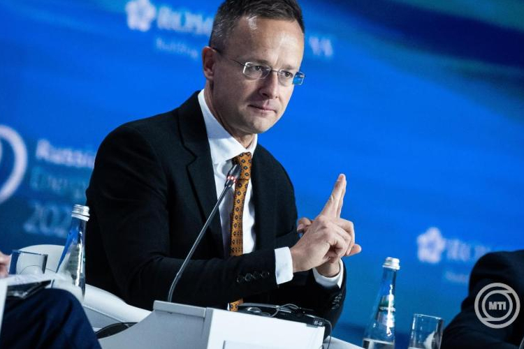 Szijjártó Péter: a nagy biztonsági kihívások megoldásában nem osztottak lapot az EU-nak