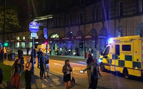 Robbantás történt Manchesterben egy koncert után - 19 halott és körülbelül 50 sérült