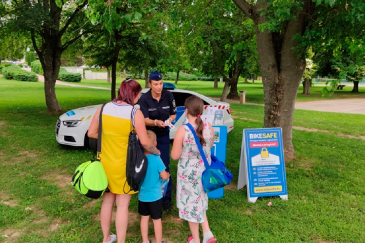 A gunarasi strandon állított fel információs pontot a dombóvári rendőrség