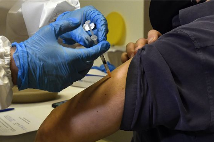 Jóval gyorsabban halad az oltás, mint ahogy a vakcina érkezik