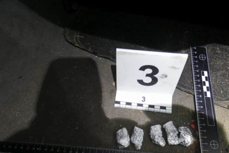 Szétszórta a drogot a díler a kocsiban, amikor a rendőrök lecsaptak 