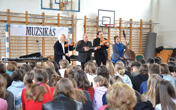 Rendhagyó énekórát tartott az idén 50 éves Muzsikás együttes