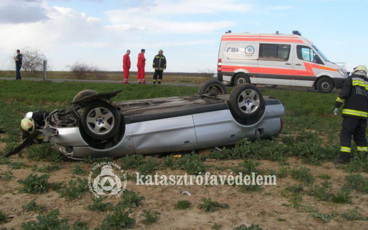 Felborult egy személyautó Dombóvár és Mágocs között 