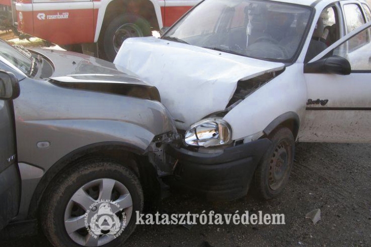 Hárman sérültek meg két autó összeütközésekor Baranyában