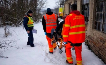 Megmentették a dombóvári rendőrök és a szomszédok az idős nőt a fagyhaláltól