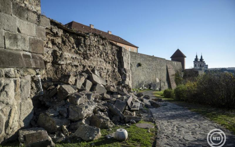 Falomlás miatt lezárták a várfalsétányt az egri várban