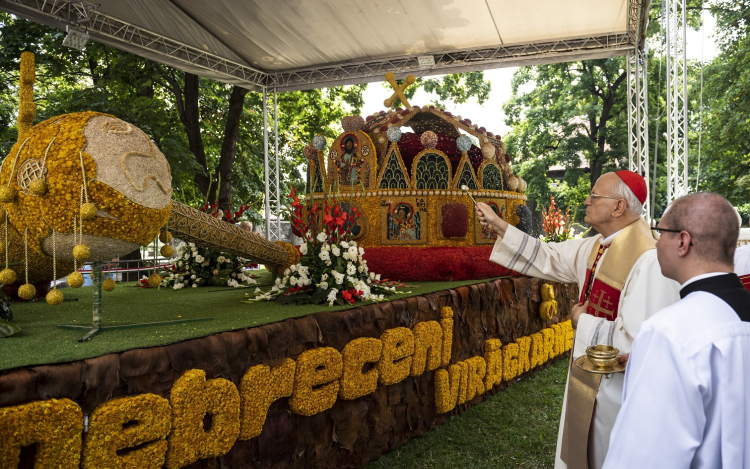 Erdő Péter megáldotta a Debreceni Virágkarnevál két virágkocsiját Esztergomban