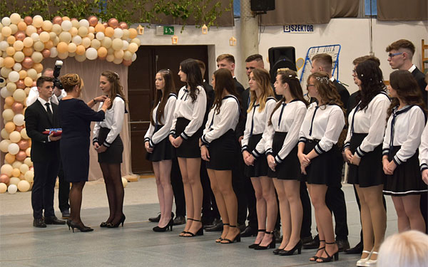 Feltűzték a szalagot az Illyés Gyula Gimnázium végzőseinek