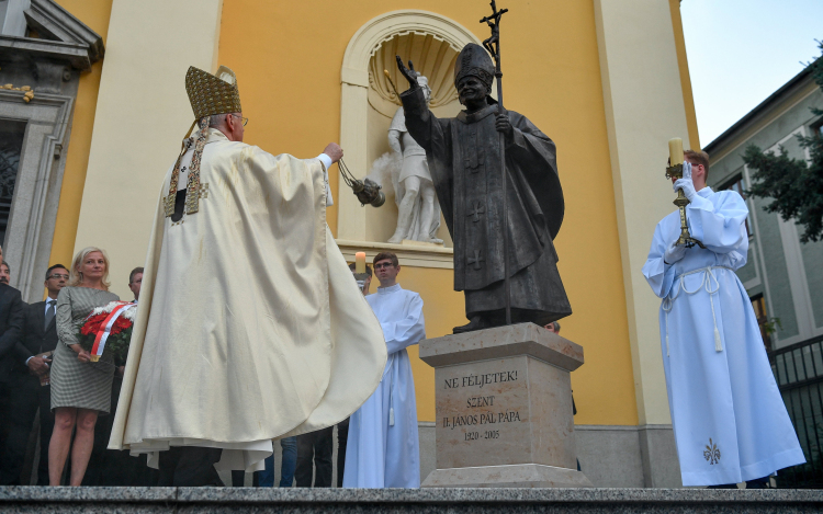 Felavatták Szent II. János Pál pápa szobrát Debrecenben