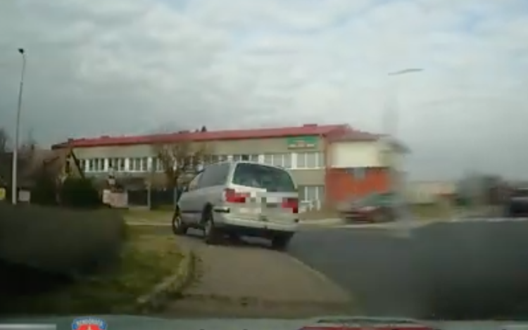 Megpróbált elmenekülni a rendőrök elől Tapolcán - Videó