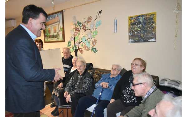 Tartós élelmiszer csomagot kaptak a 80 év felettiek